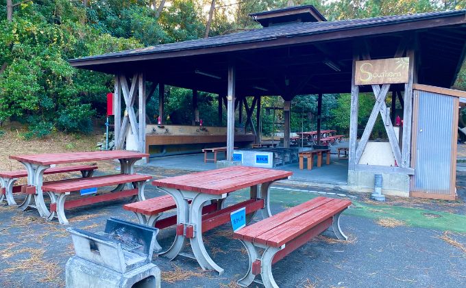 ちがさき柳島キャンプ場 セットアップテントで森林浴キャンプ アウトドア キャンプ場利用券 初心者 気軽 設置済テント BBQ 海岸遊び 焚火 テーブル付き タープ付き 5名用テント 日帰り 宿泊 