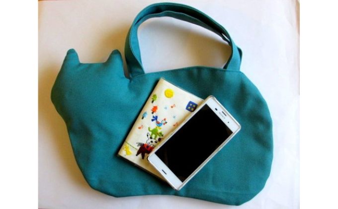 オリジナルネコ型トートバッグ　デニム ファッション かばん ふわふわ エコファー ネコ好き ネコグッズ ネコの形 ネコの形のバック 手持ちバック デニム生地 