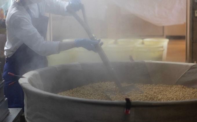 【ふるさと納税】天然醸造 世屋みそ 950g 3個セット みそ 赤味噌 赤みそ 天然醸造 熟成 伝統製法 セット 国産 味噌 コシヒカリ 大豆 