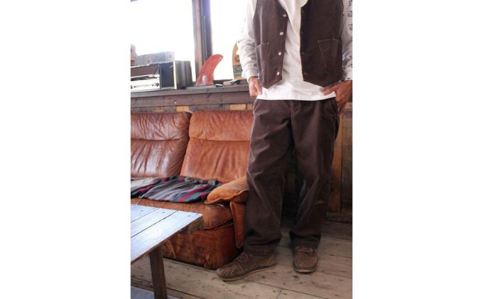 TheCaviar ヴィンテージコーデュロイトラウザー　ブラウン ファッション 男性 メンズ ズボン パンツ 日本製 クラシカル ワークスタイル シルエット 綺麗 ベルトループ巾 レングス設定 細部 こだわり 