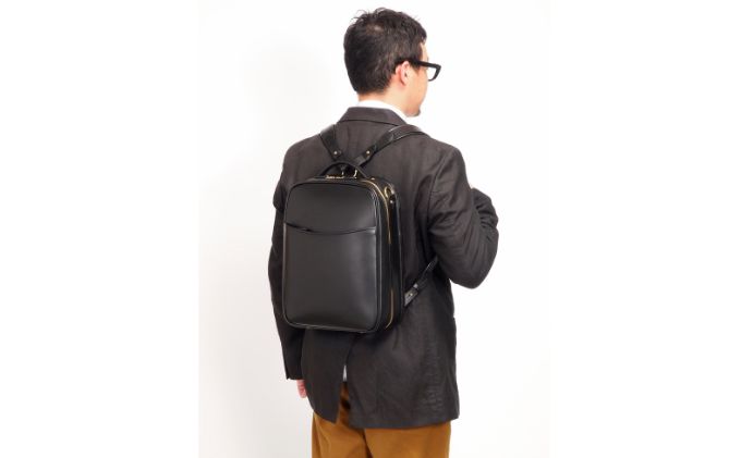 リュックサック A4 ブラック いたがき ファッション バッグ シンプル デザイン A4サイズ 書類 パソコン 収納 通勤 通学 フィット 艶やか 