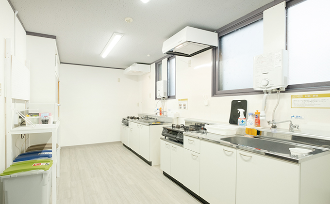 ゲストハウス松よし ご宿泊券 エコノミーシングルルーム 1泊1部屋1名様 宿泊チケット 一人旅 一人旅行 一人部屋 和 モダン 無人ゲストハウス 料理ができる オープンキッチン 喫煙ルーム トイレ シャワールーム 