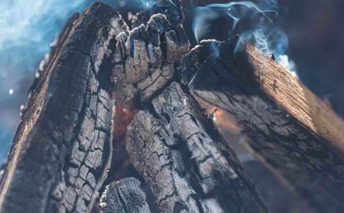 小諸の薪(カラマツ)約12kg　～環境に優しい間伐材使用～ 燃料 キャンプ用品 アウトドア用品 キャンプグッズ アウトドアグッズ 薪ストーブ 針葉樹 焚火 可燃性が高い 