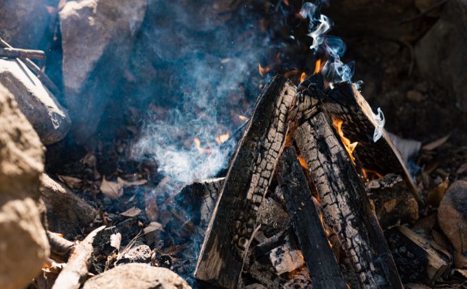 小諸の薪(カラマツ)約12kg　～環境に優しい間伐材使用～ 燃料 キャンプ用品 アウトドア用品 キャンプグッズ アウトドアグッズ 薪ストーブ 針葉樹 焚火 可燃性が高い 