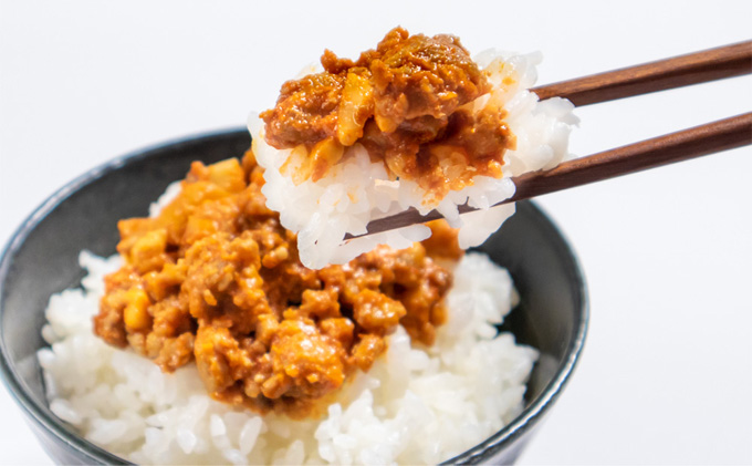 【北海道富良野市】ふらの豚そぼろ 3個入(ピリ辛ナッツ、デミグラス、バター醤油 各1個)  (お肉 肉 ナッツ おかず 加工品 調理不要 簡単 北海道 送料無料 道産 富良野市 ふらの)