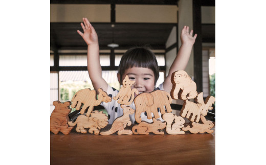 YKS036　山のくじら舎 陸パズル 木製 玩具 知育玩具 おもちゃ パズル 男の子 女の子 かわいい おしゃれ ギフト 包装 ラッピング プレゼント 贈り物 贈答 出産祝い 誕生日祝い のし 熨斗対応 高知県産