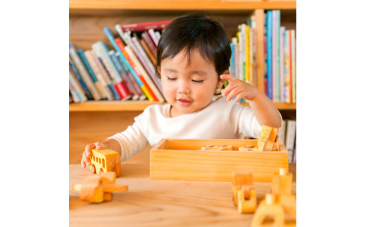 YKS028　山のくじら舎 はたらく自動車 木製 玩具 赤ちゃん ベビー 幼児 男の子 乗り物 車 ギフト 包装 ラッピング プレゼント 贈り物 贈答 出産祝い 誕生日祝い のし 熨斗対応 高知県産