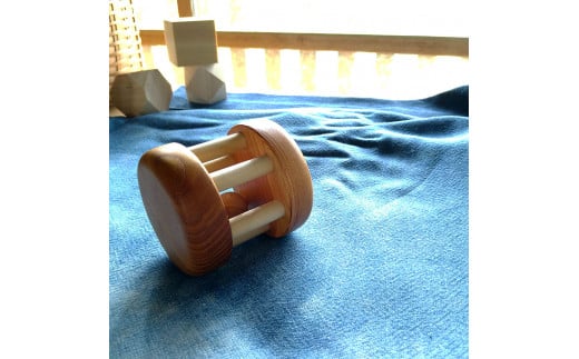 YKS011　山のくじら舎 コロコロ 木製 巾着付き かわいい 赤ちゃん ベビー 幼児 0歳から 玩具 おもちゃ ギフト 包装 ラッピング プレゼント 贈り物 贈答 出産祝い 誕生日祝い のし 熨斗対応 高知県産