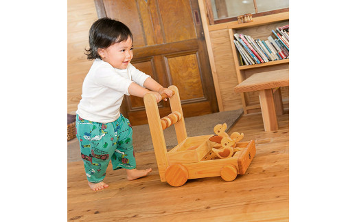 YKS007　山のくじら舎 ピヨピヨておしぐるま カタカタ 手押し 車 おしゃれ 木製 木 国産 赤ちゃん 幼児 ベビー 知育玩具 玩具 おもちゃ 木のおもちゃ ひよこ かわいい 高知県産