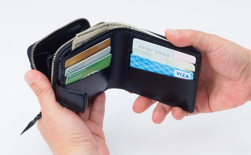 ファスナー付二つ折り財布(ブラスコット黒) いたがき ファッション 小物 出し入れ カード 仕切り 機能性 充実 職人 知恵 工夫 