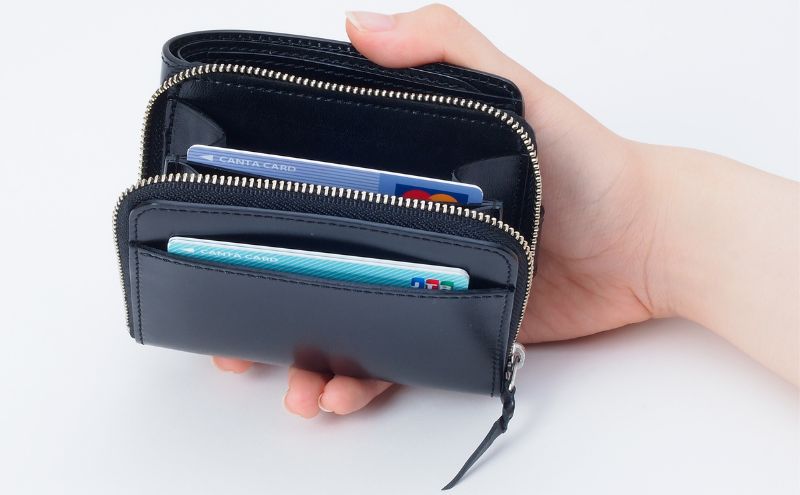 ファスナー付二つ折り財布(ブラスコット黒) いたがき ファッション 小物 出し入れ カード 仕切り 機能性 充実 職人 知恵 工夫 