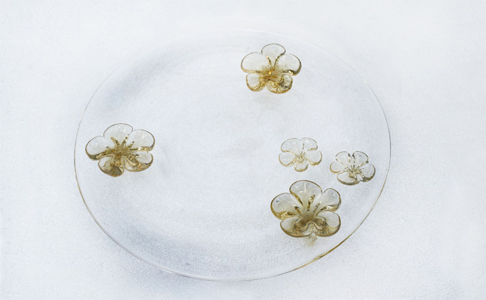 カメリア23cmプレート（タン） 食器 皿 インテリア 工芸品 格子模様 ガラスプレート 人気のプレート 手作り 飾り皿 お花 