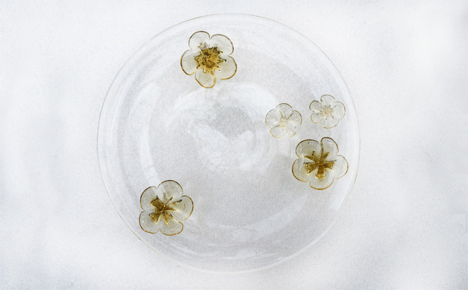 カメリア23cmプレート（タン） 食器 皿 インテリア 工芸品 格子模様 ガラスプレート 人気のプレート 手作り 飾り皿 お花 