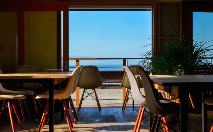 コワーキング1日利用券【海辺のコワーキング＆ライブラリー｜Cの辺り】 チケット コワーキングスペース 快適 仕事スペース 作業スペース Wi-Fi完備 電源完備 個室ブース ドロップイン形式 海が見える リモートワーク 