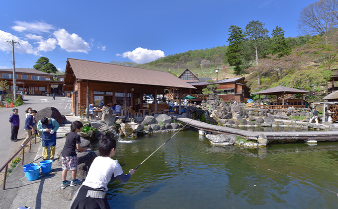 釣ったニジマスを炭火焼きで食べられる！つり体験 体験チケット 遊ぶ 楽しい 思い出 経験 新鮮 備長炭 自然 食育体験 最大級 つり堀 