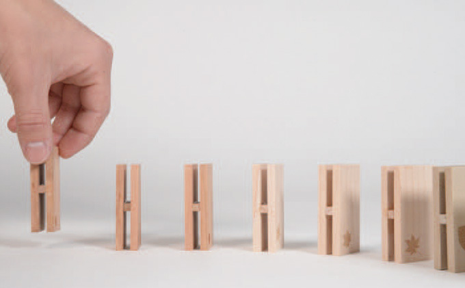 ドミノ 木のおもちゃ 積み木 HAPINO 雑貨 日用品 並べる 倒したり ふれあい 花 葉 刻印 外出 四感 楽しむ 三種 木材 遊ぶ 