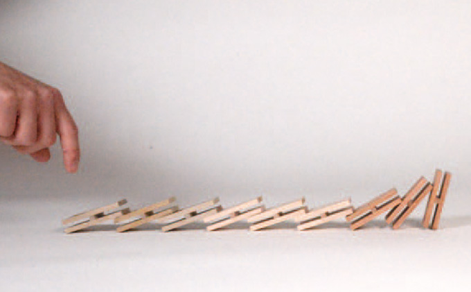 ドミノ 木のおもちゃ 積み木 HAPINO 雑貨 日用品 並べる 倒したり ふれあい 花 葉 刻印 外出 四感 楽しむ 三種 木材 遊ぶ 