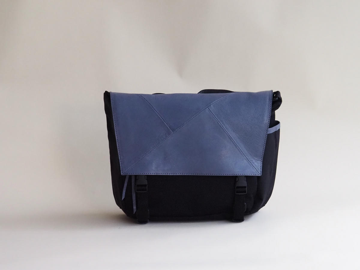 革のカシミヤ　国産野生鹿革を使用したミディアムサイズのメッセンジャーバッグ ファッション カバン 軽量 耐摩耗性 耐久性 普段使い 旅行 小物 ポケット マイボトル 収納 サイドポケット 