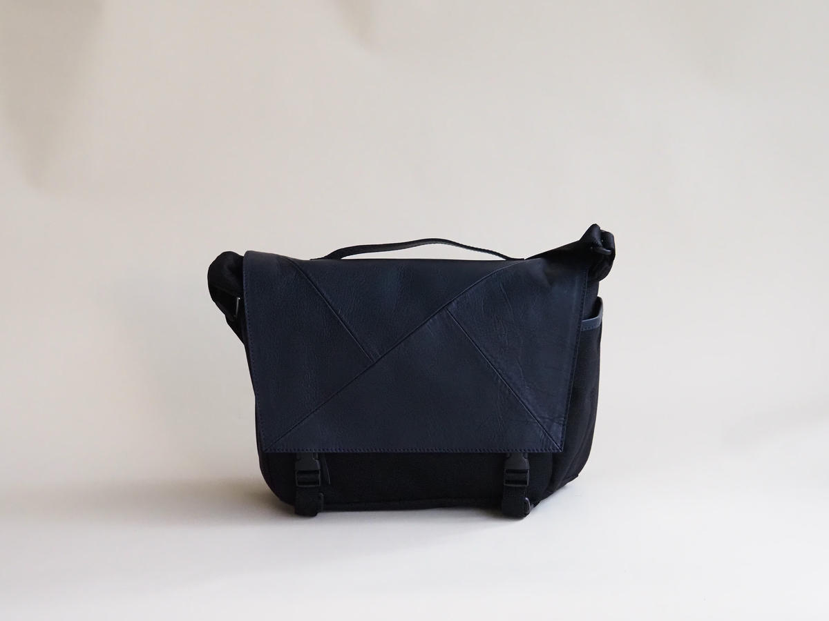 革のカシミヤ　国産野生鹿革を使用したミディアムサイズのメッセンジャーバッグ ファッション カバン 軽量 耐摩耗性 耐久性 普段使い 旅行 小物 ポケット マイボトル 収納 サイドポケット 