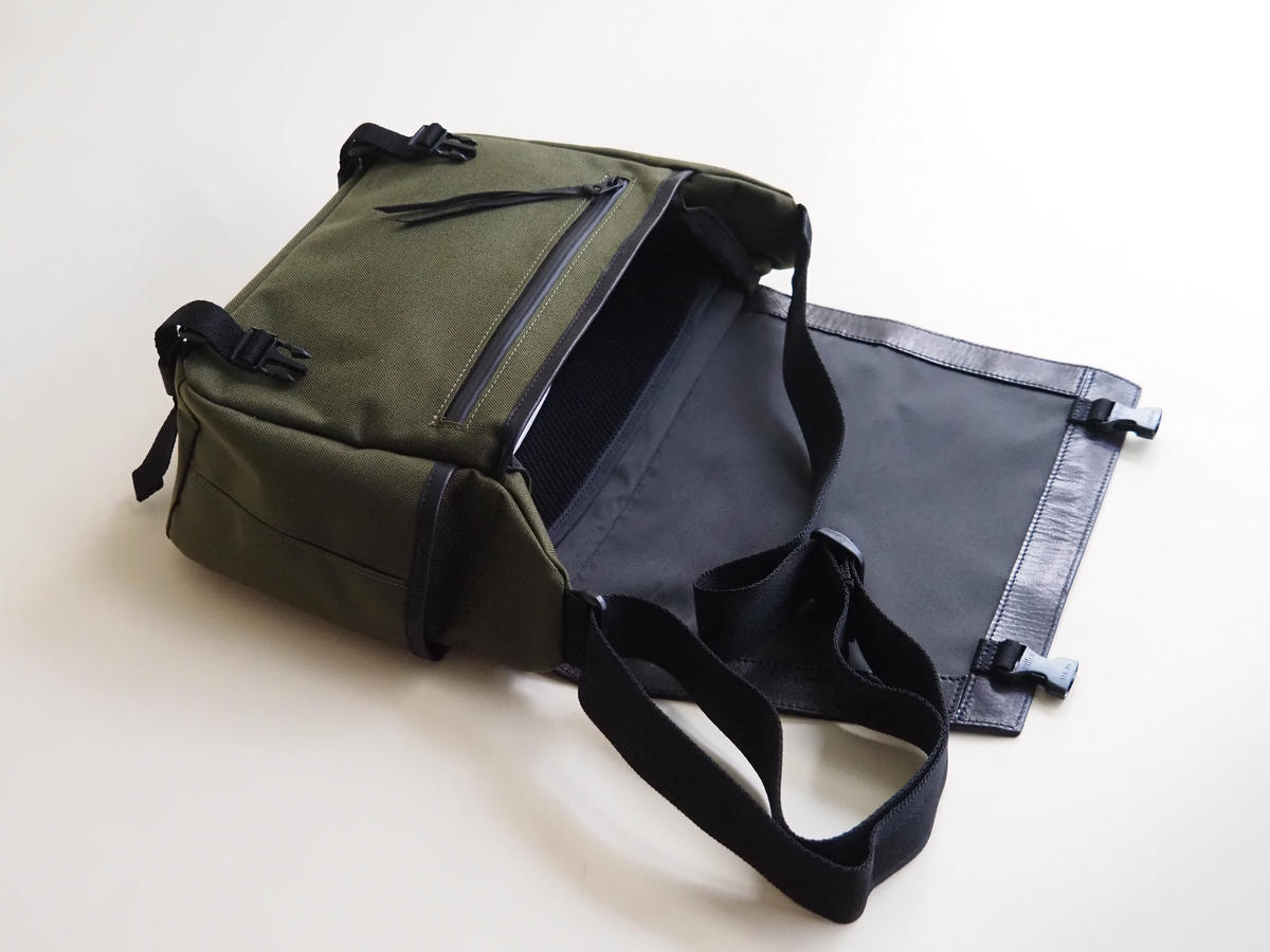 革のカシミヤ　国産野生鹿革を使用したミディアムサイズのメッセンジャーバッグ ファッション カバン 軽量 耐摩耗性 耐久性 普段使い 旅行 小物 ポケット マイボトル 収納 サイドポケット 