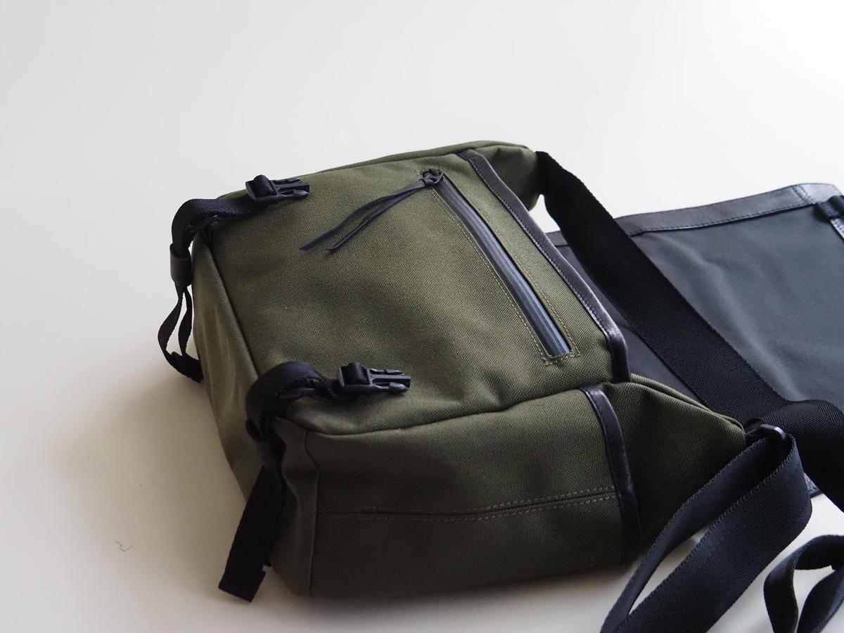 革のカシミヤ　国産野生鹿革を使用したミディアムサイズのメッセンジャーバッグ ファッション カバン 軽量 耐摩耗性 耐久性 普段使い 旅行 小物 ポケット マイボトル 収納 サイドポケット 