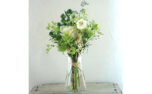 t167tmf　《6ヵ月定期便》花束一束 お供え 初回花瓶付S 定期便 定期コース 全6回 初回花瓶付き 延命剤付き 花びん 生花 仏花 供花 花束 はな 花 法要 お盆 花 おすすめ 一束 季節のお花 供花 お供え
