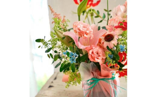 t161tmf　《6ヵ月定期便》おすすめ生花アレンジメントM 定期便 定期コース 全6回 フラワーアレンジメント そのまま飾れる 生花 花束 花 お花 おすすめ 可愛い キレイ おしゃれ 季節のお花 供花 お供え
