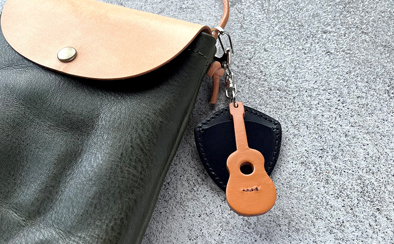 本革 ギター・ベースのピックケース イタリアンレザー 革小物 楽器用アクセサリー ピック入れ ピック収納 おにぎり型ピック プレゼント 贈り物 自分用 楽器好き 