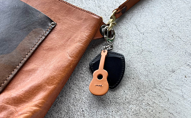 本革 ギター・ベースのピックケース イタリアンレザー 革小物 楽器用アクセサリー ピック入れ ピック収納 おにぎり型ピック プレゼント 贈り物 自分用 楽器好き 