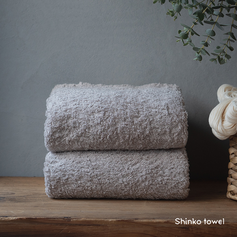 大阪府泉佐野市のふるさと納税 【TVで紹介！】おぅ！え～やん バスタオル（グレー）2枚【泉州タオル 国産 吸水 普段使い 無地 シンプル 日用品 家族 ファミリー】 G2686