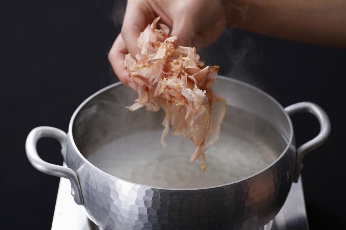 鰹節 製造工場直送 花かつお 上 300g 5個入 かつおぶし かつお節 削り節 大容量 だし 出汁 和食割烹 プロ 個包装 カツオ節 小分け 小分けパック 京都 