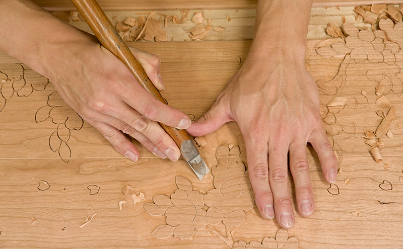 長野県軽井沢町のふるさと納税 軽井沢彫り　大坂屋家具店　彩色仏壇 工芸品 民芸品 伝統技術 仏具 鮮やかな彩色 お仏壇 桜の彫刻 優しい印象 軽井沢彫