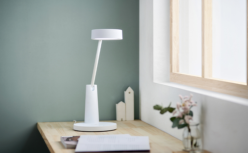 デザインデスクライト LDL-QF02DL-W ホワイト デスクライト LEDデスクライト Qi充電シリーズ 平置きタイプ 調光・調色 白 アイリスオーヤマ 昼光色 白色 電球色 