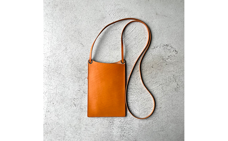 ショルダーleatherスマホケース✿留め革✿　栃木レザーヌメ本革 革 本革 スマホショルダー シボ入り栃木レザー レザーケース