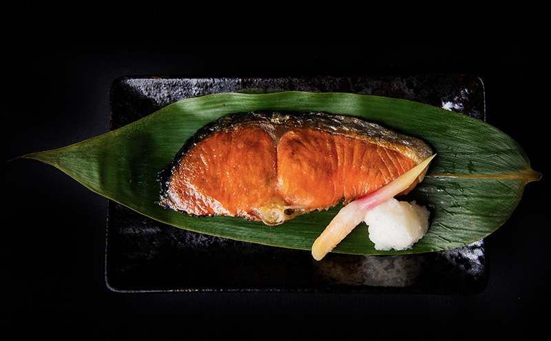 北海道 厚岸産 キングサーモン 10切 個包装 (1切れあたり約90g,合計約900g) 魚貝類 鮭 新鮮 加工 甘塩 天然 国産 脂肪 サラリ 口当たり 魚焼 焼くだけ 簡単 冷凍 