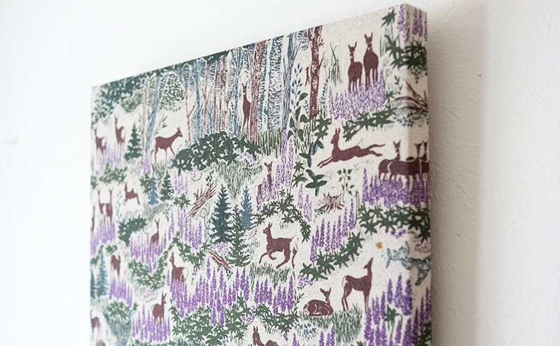 「 ルピナス と 鹿 」 ファブリックパネル 北海道 南富良野町 ファブリック パネル インテリア デザイン プリント お花 動物 置物 壁掛け おしゃれ かわいい 自然 ナチュラルテイスト 