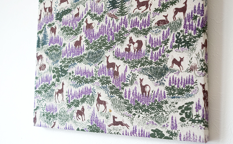 「 ルピナス と 鹿 」 ファブリックパネル 北海道 南富良野町 ファブリック パネル インテリア デザイン プリント お花 動物 置物 壁掛け おしゃれ かわいい 自然 ナチュラルテイスト 