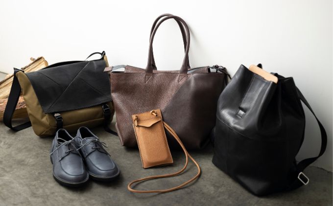 革のカシミヤ　国産野生鹿革を使用したミディアムサイズのメッセンジャーバッグ ファッション カバン 軽量 耐摩耗性 耐久性 普段使い 旅行 小物 ポケット マイボトル 収納 サイドポケット 