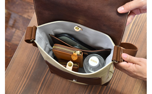 近江牛レザーと地産帆布で作ったショルダーバッグ　ダークウォルナット　縦型【CC26W】