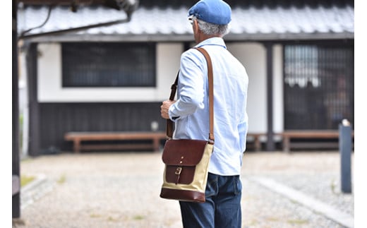 近江牛レザーと地産帆布で作ったショルダーバッグ　ダークウォルナット　縦型【CC26W】