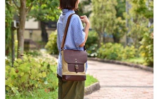 近江牛レザーと地産帆布で作ったショルダーバッグ　ダークウォルナット　縦型【CC26W】