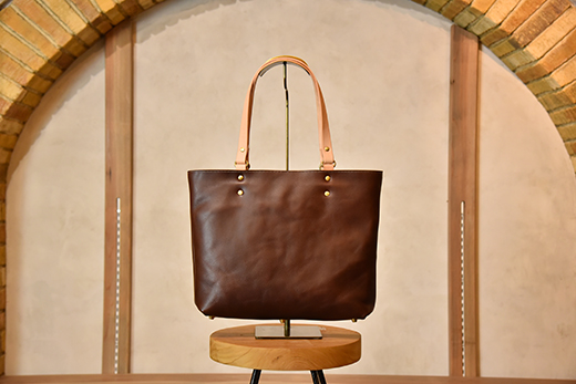 近江牛レザーを贅沢に使ったトートバッグ　ダークウォルナット【CC29W】