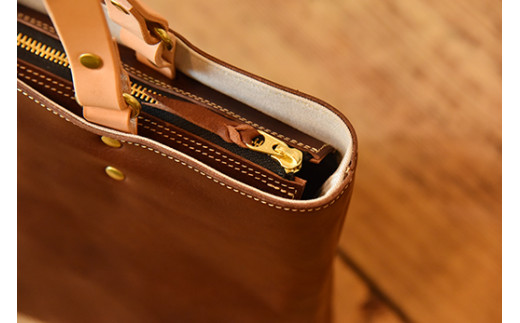 近江牛レザーを贅沢に使ったトートバッグ　ダークウォルナット【CC29W】