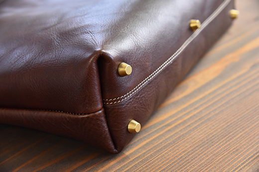 近江牛レザーを贅沢に使ったトートバッグ　ダークウォルナット【CC29W】