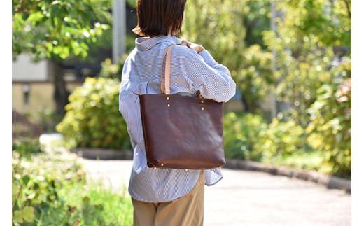 近江牛レザーを贅沢に使ったトートバッグ　ダークウォルナット【CC29W】