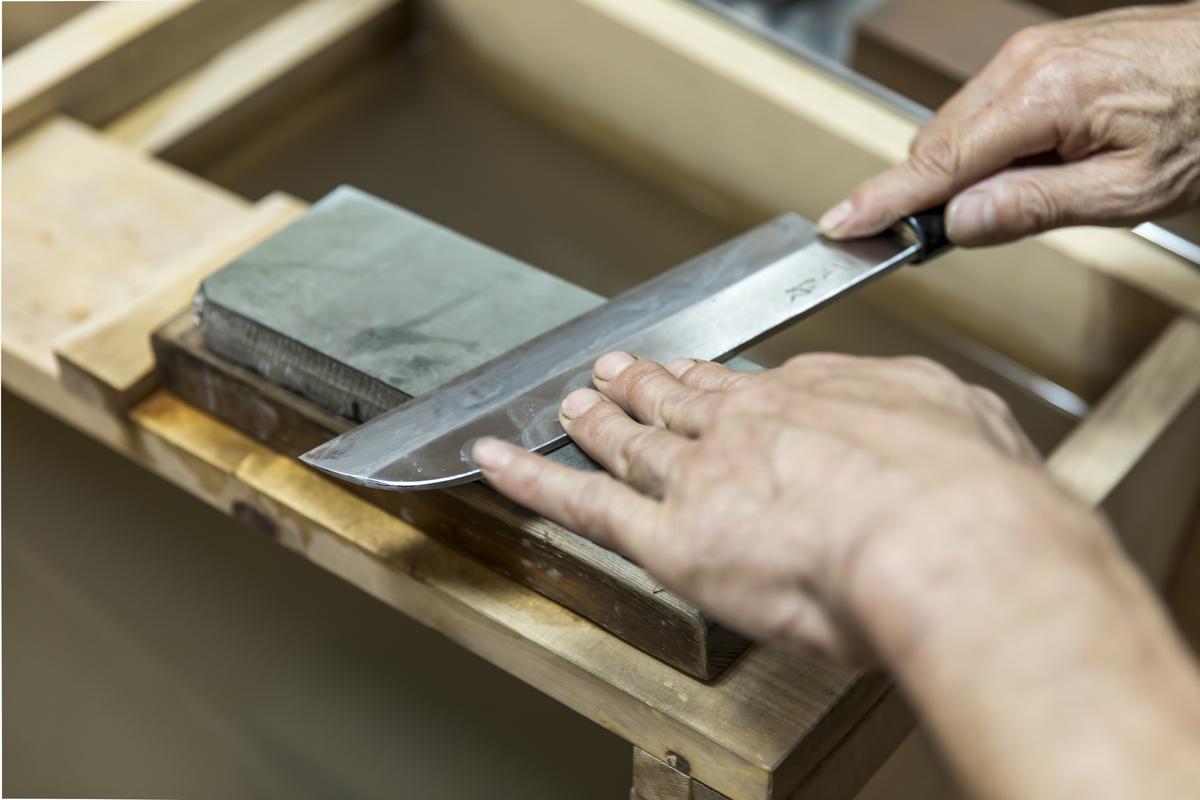 【京都 食道具竹上】 家庭用包丁と砥石セット （三徳&中砥石#800 万能使い用 三層タイプ食道具竹上 鋼 ステンレス 青紙スーパー 鋼包丁 文化包丁 日本製 高級 切れる キッチン用品 キッチン さんとくほうちょう ナイフ 雑貨 日用品 