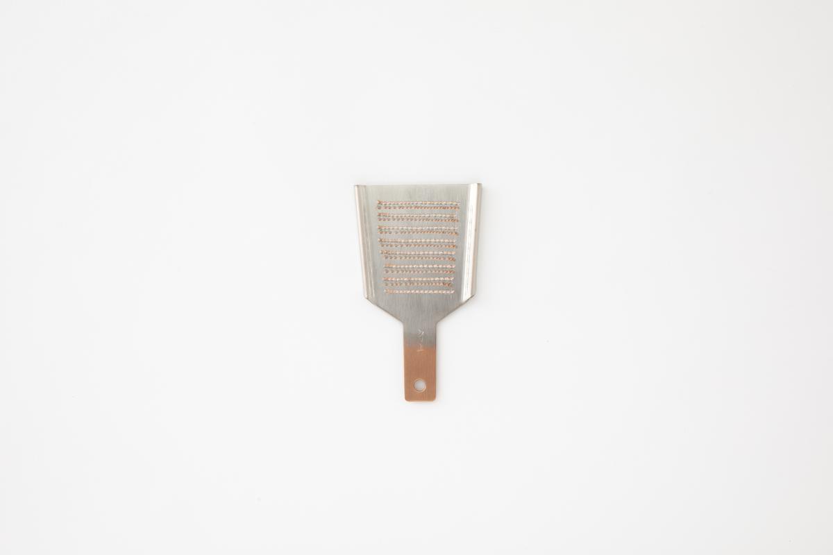 【京都 食道具竹上】 銅のおろし金 ミニ （ワサビ、ショウガ用）食道具竹上 おろしがね グレーター 薬味用おろし金 純銅製 銅 コンパクト わさび ショウガ 日本製 キッチン用品 キッチン 雑貨 日用品 