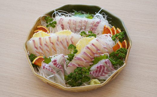 朝〆直送！愛南町産鯛さしみ用切り身（800g＋アラ付き）真鯛 朝〆 直送 新鮮 アラ 冷蔵 愛媛県 朝〆直送 皮引き 三枚おろし 兜 かぶと煮 国産 魚介 特産品 愛南町 魚介類 海産物 鮮魚 養殖 産地直送 海鮮 ブランド まだい 鯛 刺身 塩焼き 煮付け 酒蒸し カルパッチョ 鯛飯 鯛しゃぶ 鯛めし 鯛茶漬け 鯛漬け お正月 お祝い 年末 年始 紅白 めでたい 真空 パック あら炊き カマ 柵 松岡鮮魚