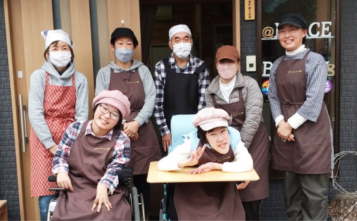 ピースパン工房 【常温 10セット 限定】 無添加 国産 小麦 100％ パン セット (4種) ご当地パン屋さん 愛媛県 愛南町 こだわり 国産素材 セット 食パン レーズン 天然酵母 有機全粒粉 三温糖 太白胡麻油 よもぎ 愛南ゴールド バター リッチ 無添加 オーガニック 熊本県 宮崎県 トースト 安全 高級 贈答 プレゼント  高千穂 自然派 有機 チョコチップ ティータイム フランスパン