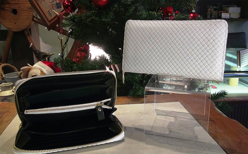 ラウンドファスナー長財布メッシュ柄型押し